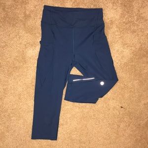 Blue Lululemon size 6 crop capris